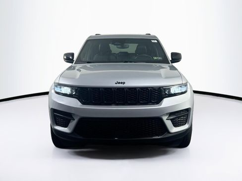Used 2022 Jeep Grand Cherokee Altitude AWD/4WD image 2
