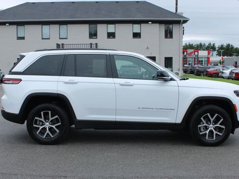 Used 2025 Jeep Grand Cherokee Limited AWD/4WD image 6