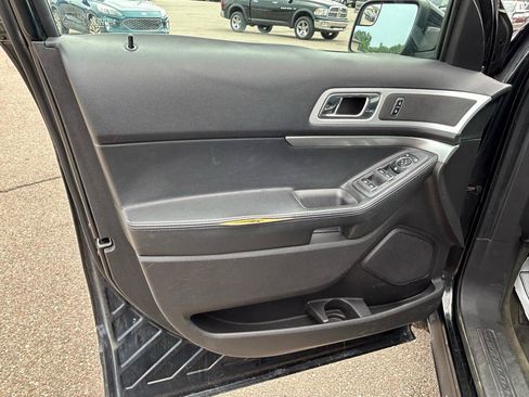 Used 2014 Ford Explorer XLT w/ Equipment Group 202A AWD/4WD image 15