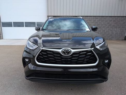 Used 2022 Toyota Highlander XLE AWD/4WD image 8