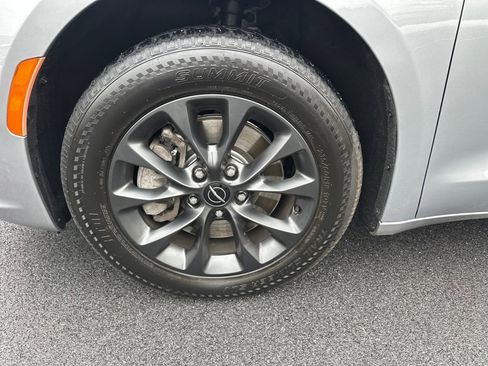 Used 2021 Chrysler Pacifica Limited w/ S Appearance Package image 12