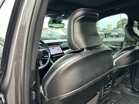 Used 2022 Jeep Grand Cherokee L Overland w/ Luxury Tech Group IV AWD/4WD image 21