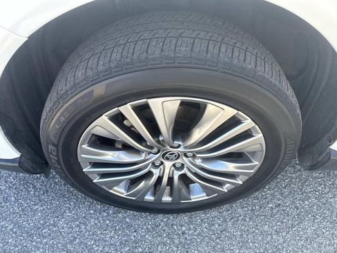 Certified 2023 Toyota Venza XLE image 11