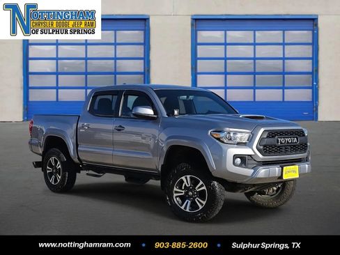 Used 2017 Toyota Tacoma TRD Sport image 1