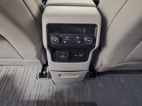 Used 2021 GMC Acadia SLT w/ Preferred Package image 32