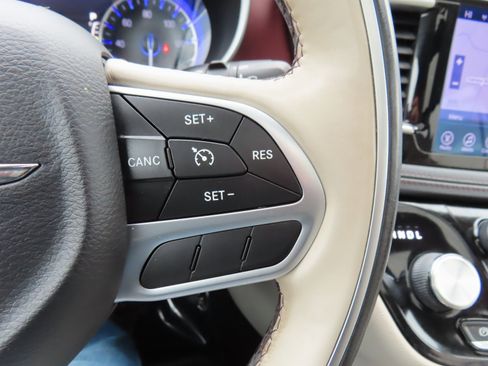 Used 2017 Chrysler Pacifica Limited image 20