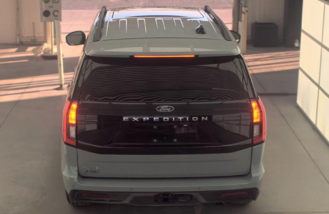 Used 2025 Ford Expedition Active AWD/4WD image 6