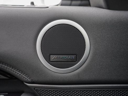 Used 2023 Land Rover Discovery S image 37