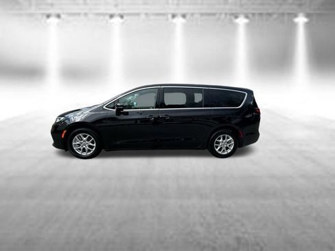 Used 2024 Chrysler Pacifica Touring-L FWD image 4