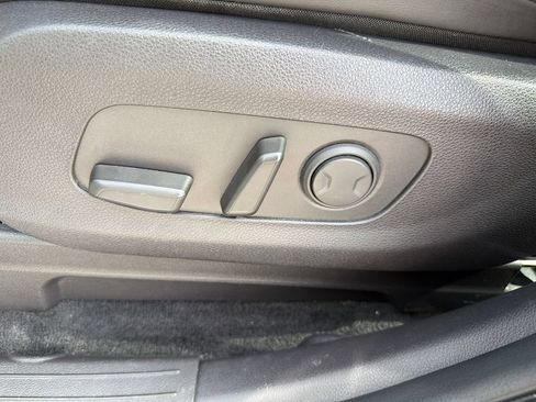 Used 2024 Kia Carnival EX FWD image 17