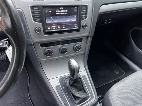 Used 2016 Volkswagen Golf S image 24