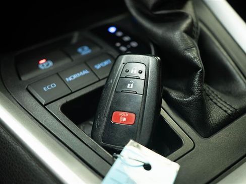 Used 2019 Toyota RAV4 XLE w/ Carpet Mat Package FWD image 22
