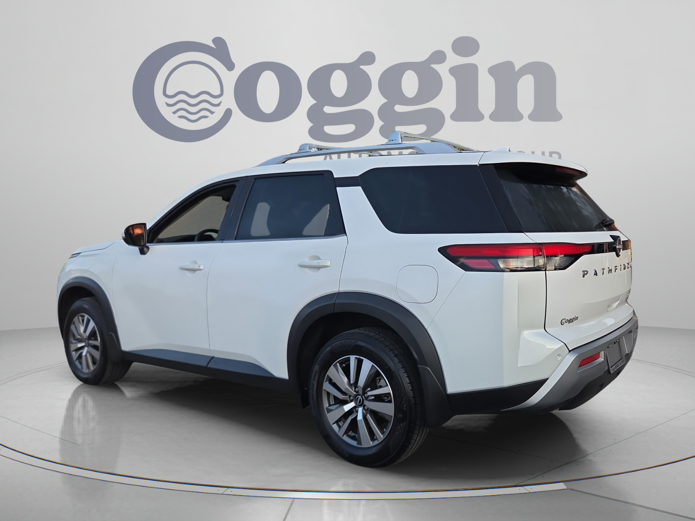 Used 2025 Nissan Pathfinder SL FWD image 3