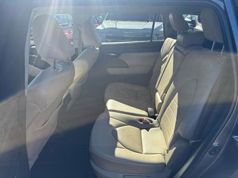 Used 2020 Toyota Highlander XLE image 12