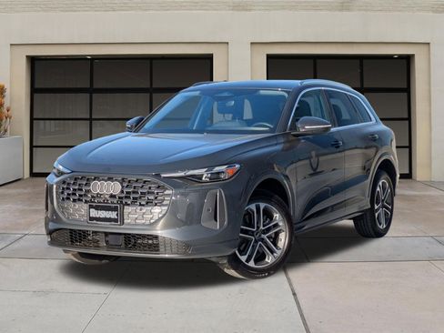 Used 2025 Audi Q5 Premium w/ Convenience Package image 3