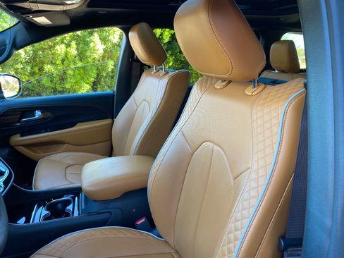 Used 2023 Chrysler Pacifica Pinnacle image 25