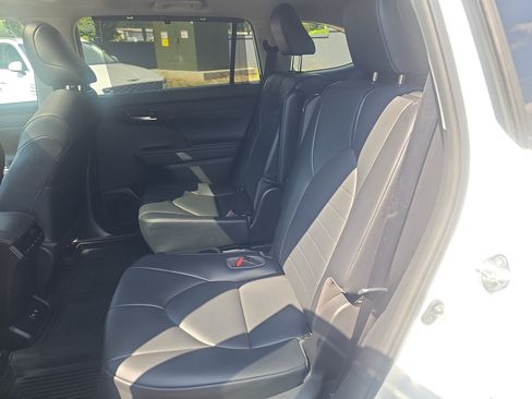 Used 2021 Toyota Highlander XLE AWD/4WD image 29
