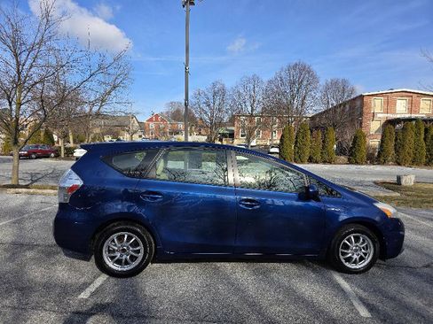 Used 2014 Toyota Prius V Three image 7