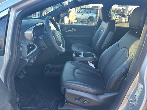 New 2026 Chrysler Pacifica Select image 10