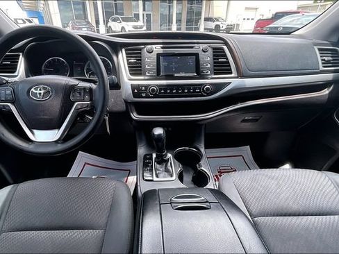 Used 2018 Toyota Highlander LE FWD image 7