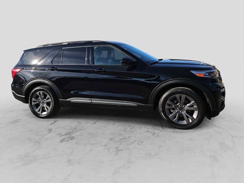 Used 2022 Ford Explorer XLT w/ Equipment Group 202A image 9
