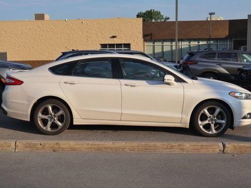 Used 2016 Ford Fusion SE FWD image 4