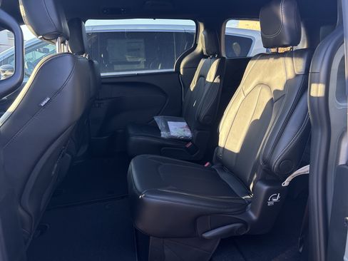 New 2026 Chrysler Pacifica Select image 16