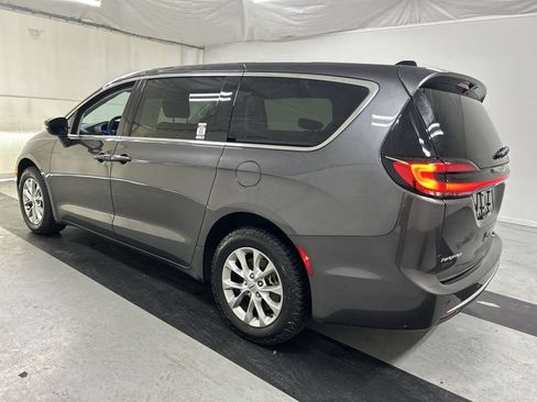 Used 2023 Chrysler Pacifica Touring-L AWD/4WD image 7
