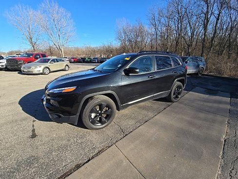 Used 2016 Jeep Cherokee Latitude image 2