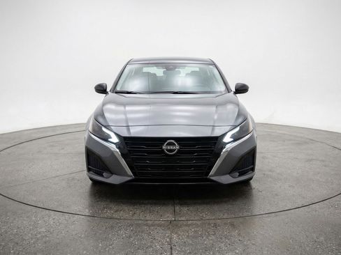 Used 2025 Nissan Altima 2.5 SV FWD image 2