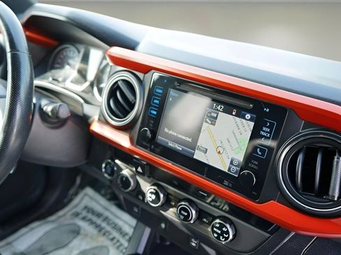 Used 2016 Toyota Tacoma SR image 13