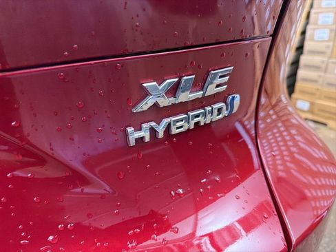 Used 2022 Toyota Venza XLE image 24