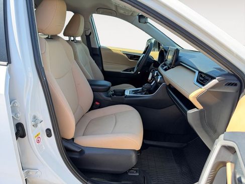 Used 2019 Toyota RAV4 LE FWD image 9