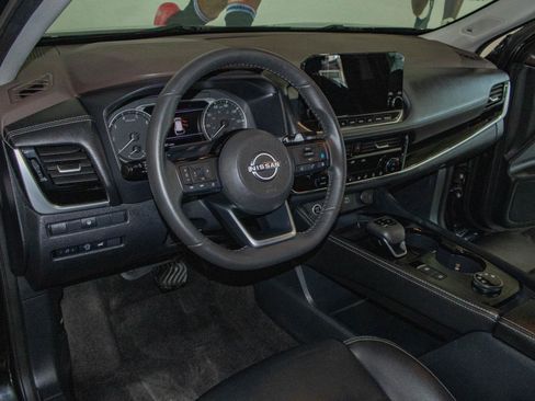 Used 2023 Nissan Rogue SL w/ SL Premium Package image 6