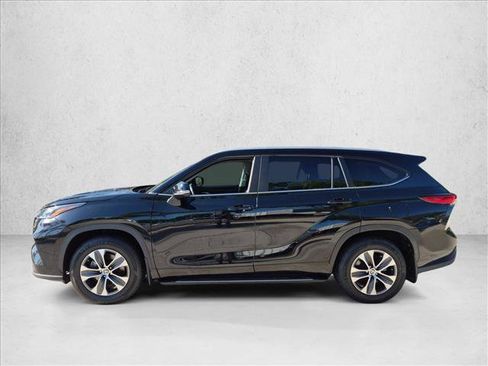 Used 2023 Toyota Highlander XLE FWD image 8