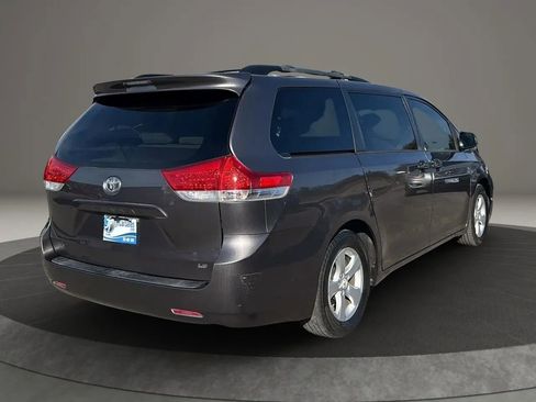 Used 2012 Toyota Sienna LE image 3