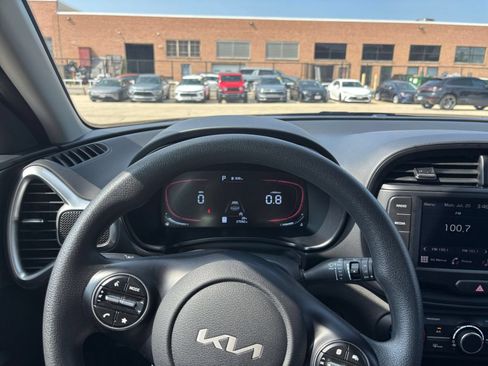 Used 2025 Kia Soul LX w/ LX Technology Package FWD image 32