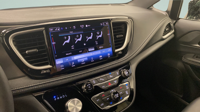 Used 2025 Chrysler Pacifica Select FWD image 18