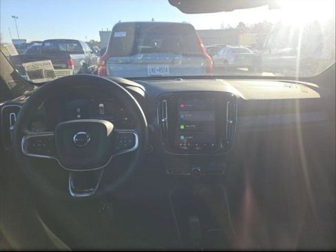 Used 2025 Volvo XC40 B5 Plus image 6