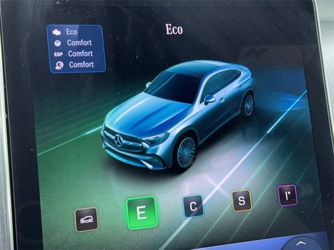 Used 2025 Mercedes-Benz GLC 300 4MATIC image 26