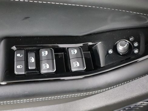 Used 2023 Jeep Grand Cherokee Overland w/ Luxury Tech Group IV AWD/4WD image 20