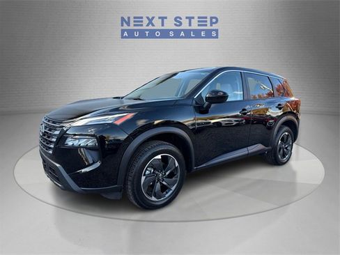 Used 2024 Nissan Rogue SV image 3