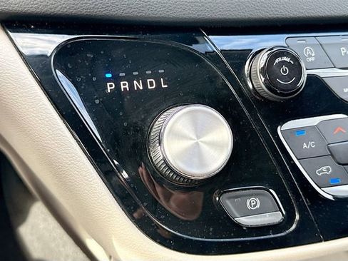 Used 2023 Chrysler Pacifica Touring-L FWD image 17