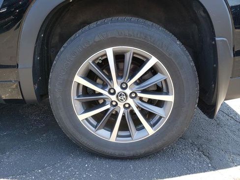 Used 2017 Toyota Highlander XLE AWD/4WD image 11