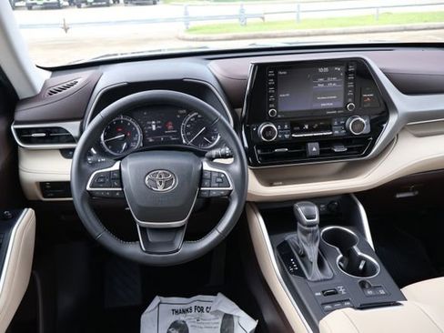 Used 2022 Toyota Highlander XLE AWD/4WD image 13