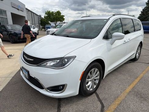 Used 2017 Chrysler Pacifica Touring-L FWD image 2