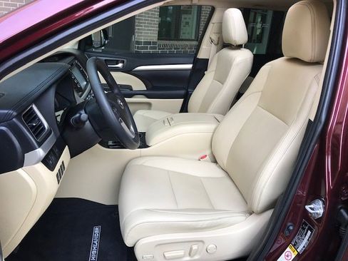 Used 2019 Toyota Highlander XLE FWD image 6