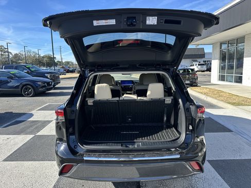 Used 2024 Toyota Highlander Limited image 5