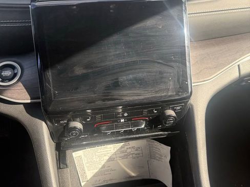 Used 2023 Jeep Grand Cherokee Limited image 16