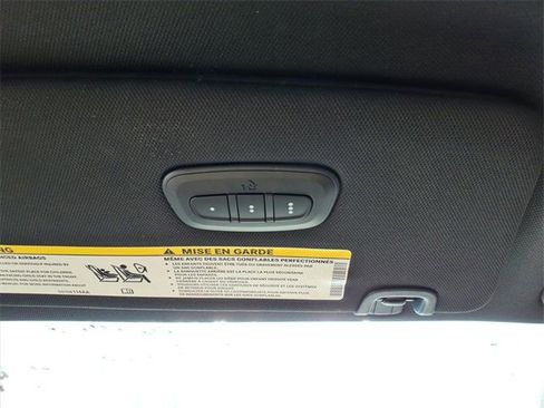 Used 2025 Chrysler Pacifica Limited image 17